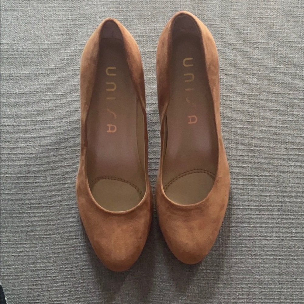 NWOT suede unisa heels